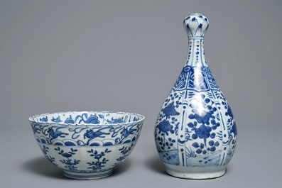 Een Chinese blauwwitte vaas, een gelobde kom en een kraakporseleinen bord, Wanli