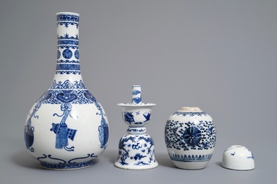 Deux vases, un bougeoir et un lave-pinceaux en porcelaine de Chine bleu et blanc, 19&egrave;me