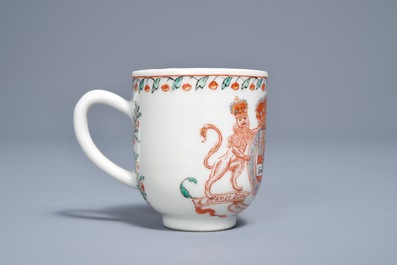 Une tasse en porcelaine de Chine d&eacute;cor&eacute;e aux Pays-Bas aux armes d'Orange-Nassau, dat&eacute;e 1747, Qianlong