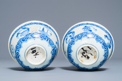Une paire de bols ajour&eacute;s en porcelaine de Chine bleu et blanc, &eacute;poque Transition
