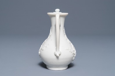 Une verseuse &agrave; vin en porcelaine blanc de Chine de Dehua &agrave; d&eacute;cor appliqu&eacute;, Kangxi