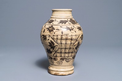 Un vase en gr&egrave;s de type Cizhou &agrave; d&eacute;cor peint, Yuan