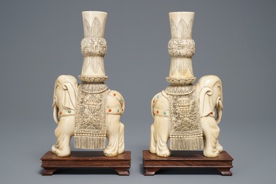 Een paar met turkoois en koraal ingelegde ivoren kandelaars in de vorm van olifanten, 19e eeuw