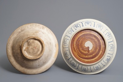 Deux assiettes et un bol en porcelaine de Vietnam bleu et blanc, 16&egrave;me et apr&egrave;s