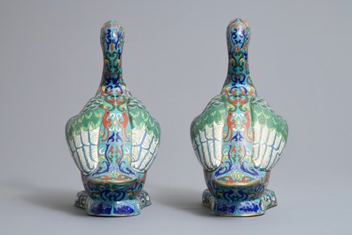 Een paar Chinese cloisonn&eacute; modellen van eenden, 19/20e eeuw