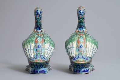 Une paire de mod&egrave;les de canards en &eacute;maux cloisonn&eacute;s, Chine, 19/20&egrave;me