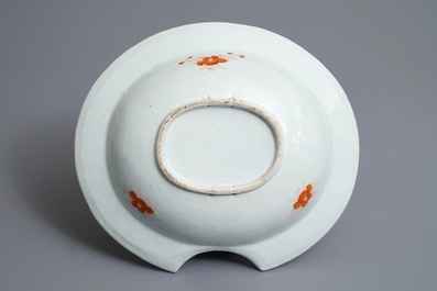 Un plat &agrave; barbe en porcelaine de Chine famille rose, Qianlong
