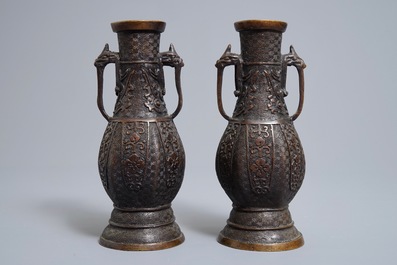 Een paar Chinese bronzen vazen in archa&iuml;sche stijl, 19e eeuw