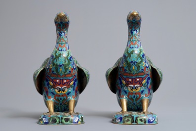 Une paire de mod&egrave;les de canards en &eacute;maux cloisonn&eacute;s, Chine, 19/20&egrave;me