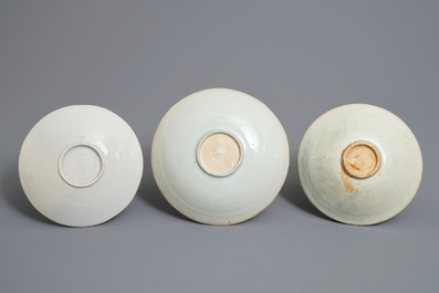 Deux bols et une coupe en porcelaine de Chine qingbai &agrave; d&eacute;cor sous couverte, Song