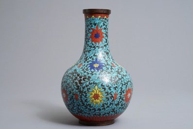 Un vase de forme bouteille en &eacute;maux cloisonn&eacute;s &agrave; d&eacute;cor de lotus, marque Da Ming Nian Zhi, Ming/Qing