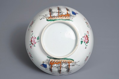 Een Chinese famille rose kom met schepen voor de Engelse markt, Qianlong