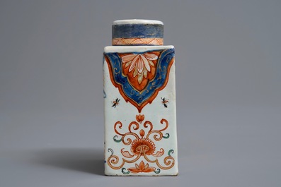 Een polychrome Delftse petit feu en dor&eacute; theebus, 18e eeuw