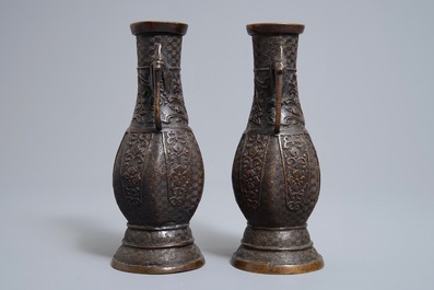 Une paire de vases archa&iuml;ques en bronze, Chine, 19&egrave;me