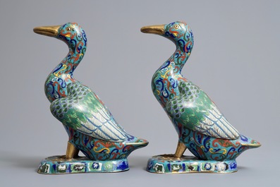 Une paire de mod&egrave;les de canards en &eacute;maux cloisonn&eacute;s, Chine, 19/20&egrave;me