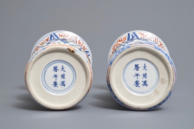 A pair of Chinese wucai gu vases with dragons, Wanli mark, Republic, 20th C.