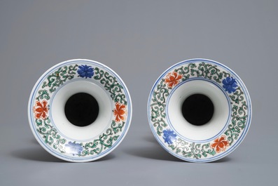 Une paire de vases de forme gu en porcelaine de Chine wucai, marque de Wanli, R&eacute;publique, 20&egrave;me