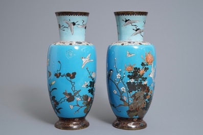 Une paire de vases en &eacute;maux cloisonn&eacute;s &agrave; fond bleu l&eacute;ger, Japon, Meiji, 19&egrave;me