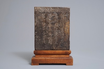 Une tablette en pierre sculpt&eacute;e &agrave; inscription, Qing ou avant