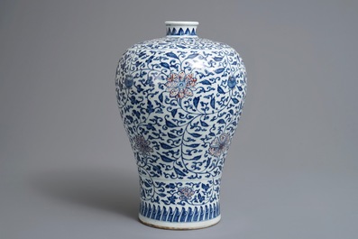 Un vase de forme meiping en porcelaine de Chine bleu, blanc et rouge, 19/20&egrave;me