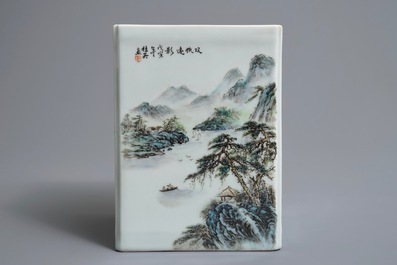 Een vierkante Chinese qianjiang cai penselenbeker met landschappen, 20e eeuw