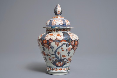 Une paire de bols couverts sur soucoupes, un vase couvert et un br&ucirc;le-parfum ajour&eacute; en porcelaine de Japon, Edo/Meiji, 18/19&egrave;me