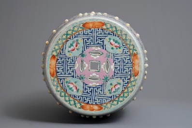Un tabouret en porcelaine de Chine famille rose &agrave; d&eacute;cor de dragon et ph&eacute;nix, 19&egrave;me