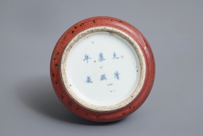 Un lave-pinceaux en porcelaine de Chine monochrome peau de p&ecirc;che, marque de Kangxi, 19&egrave;me