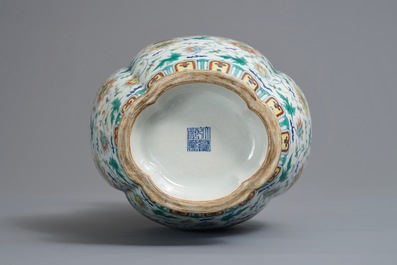 Un vase en porcelaine de Chine doucai &agrave; d&eacute;cor de rinceaux de lotus, marque de Qianlong, 19/20&egrave;me