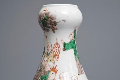 Een Chinese famille verte peervormige vaas met Luohans, 19e eeuw