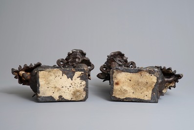 Twee Chinese zwart geglazuurde daktegels in de vorm van tempelleeuwen, 19e eeuw