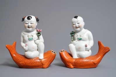 Une paire de groupes en porcelaine de Chine famille rose figurant des enfants sur carpes, R&eacute;publique, 20&egrave;me