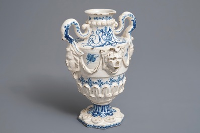 Un vase &agrave; deux anses en fa&iuml;ence espagnole bleu et blanc, d&eacute;dicac&eacute; et dat&eacute; 1801