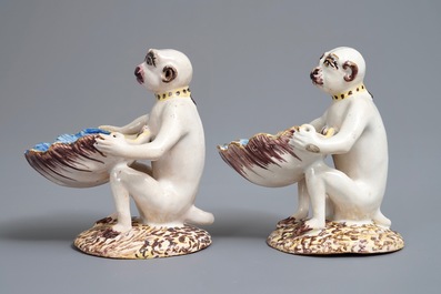 Une paire de salerons en forme de singes en fa&iuml;ence polychrome de Bruxelles, 18&egrave;me