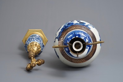 Deux vases en porcelaine de Chine bleu et blanc mont&eacute;s comme lampes, Kangxi et 19&egrave;me