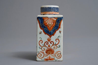 Een polychrome Delftse petit feu en dor&eacute; theebus, 18e eeuw