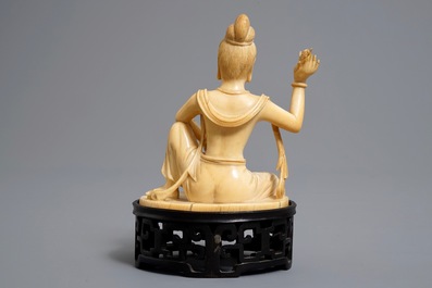 Une figure de Guanyin en ivoire sculpt&eacute; sur socle en bois et avec sa bo&icirc;te, R&eacute;publique, d&eacute;but du 20&egrave;me