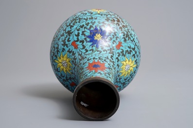 Un vase de forme bouteille en &eacute;maux cloisonn&eacute;s &agrave; d&eacute;cor de lotus, marque Da Ming Nian Zhi, Ming/Qing