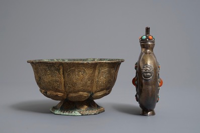 Een vergulde koperen kom en een zilveren flacon met turkoois en koraal, Tibet 19/20e eeuw