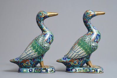 Une paire de mod&egrave;les de canards en &eacute;maux cloisonn&eacute;s, Chine, 19/20&egrave;me