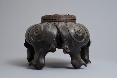 Un grand mod&egrave;le d'un chien de foo en bronze, Japon, Edo, 17/18&egrave;me