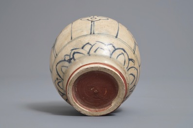 Deux assiettes et un bol en porcelaine de Vietnam bleu et blanc, 16&egrave;me et apr&egrave;s