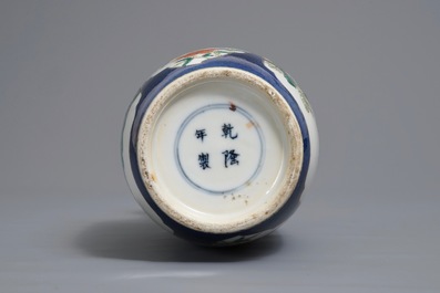 Trois bols et un vase en porcelaine de Chine bleu et blanc et famille rose, Kangxi et 19&egrave;me