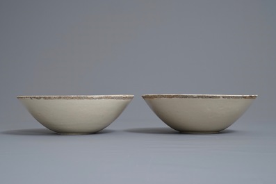 Une paire de bols en porcelaine de Chine qingbai &agrave; d&eacute;cor de ph&eacute;nix, Song
