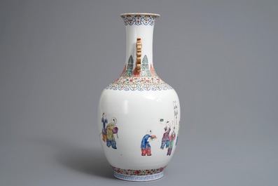 Un vase en porcelaine de Chine famille rose &agrave; d&eacute;cor de gar&ccedil;ons jouants, 19/20&egrave;me