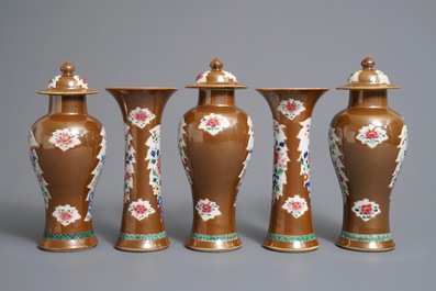Une garniture de cinq vases en porcelaine de Chine famille rose sur fond brun capucin, Qianlong