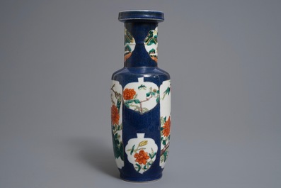 Drie Chinese blauwwitte kommen en een famille rose vaas met poederblauwe fond, Kangxi en 19e eeuw