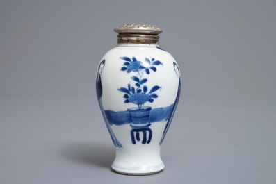 Een Chinese 'melk en bloed' schotel, een blauwwitte klapmutskom en een theebus, Kangxi