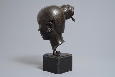 Nguyen Thanh Le (Vietnam, 1919-2006), T&ecirc;te d'une jeune femme en bronze sur socle en bois