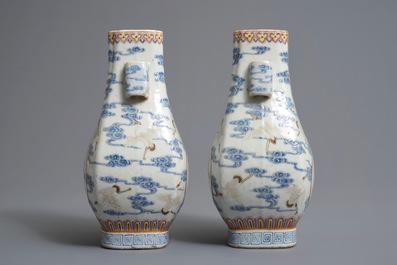 Une paire de vases en porcelaine de Chine famille rose &agrave; d&eacute;cor de grues, marques de Qianlong, 19/20&egrave;me